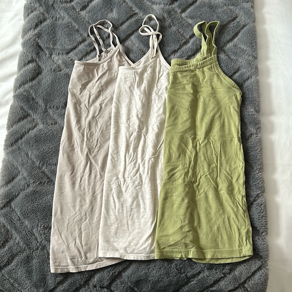 Lot of 3 medium Old Navy Maternity tanks. Excellent used condition.